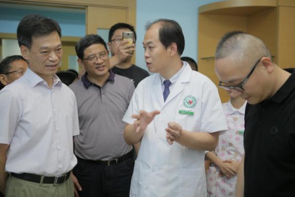 “乐善有恒,大爱无疆”——民建思源工程天佑爱心病房举行揭牌仪式